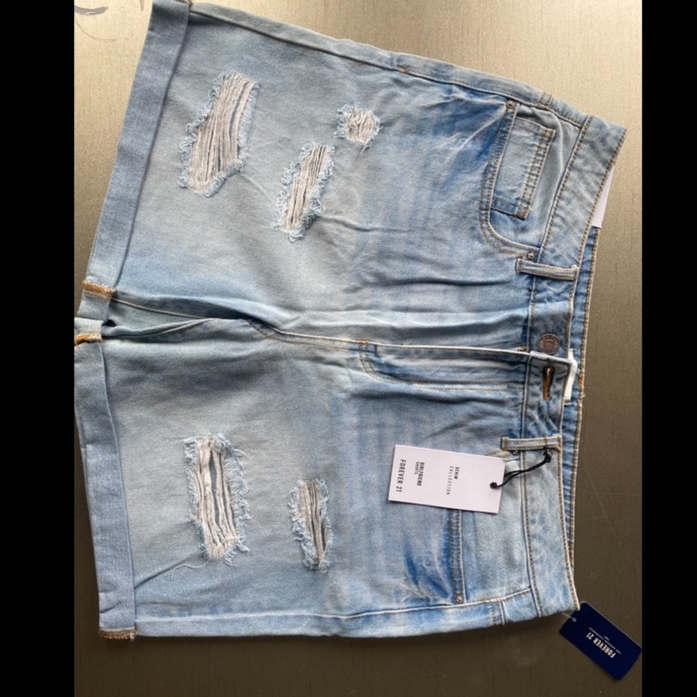 NWT Forever 21 girlfriend shorts size 31